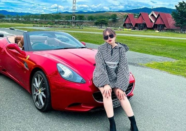 Candra Dewi Maharani berpose di depan mobil Ferarri. Foto: IG/ownerkedasbeauty_
