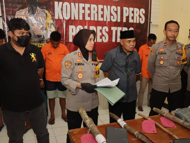 Polres Tebo mengungkapkan kasus penganiayaan dan pengeroyokan yang terjadi saat turnamen sepak bola. (Foto: Jambikita)