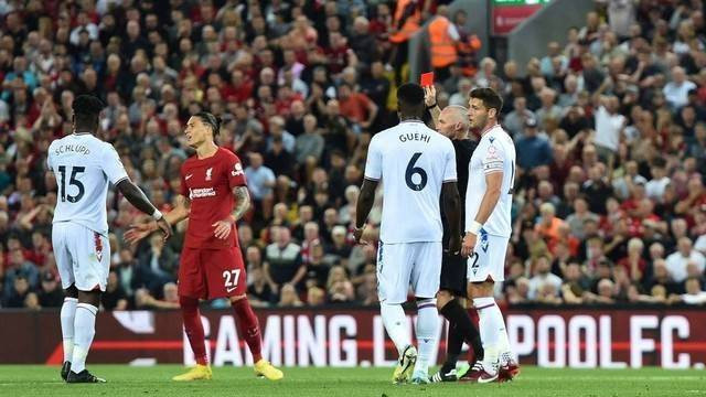 Pemain Liverpool Darwin Nunez dikartu merah oleh wasit Paul Tierney. Foto: Peter Powell/Reuters
