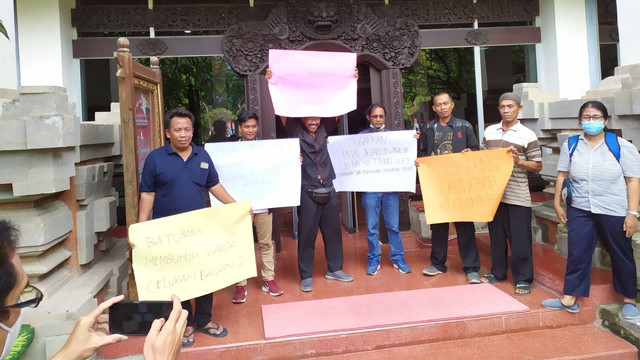 Nelayan dari Buleleng, Bali saat menyampaikan aspirasi kepada Gubernur Bali - ROB