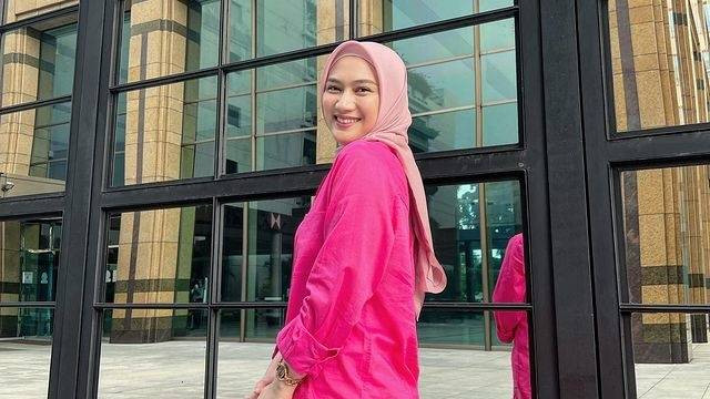 Ilustrasi ide style outfit hijab semi-formal. Foto: Instagram.com/melodylaksani92