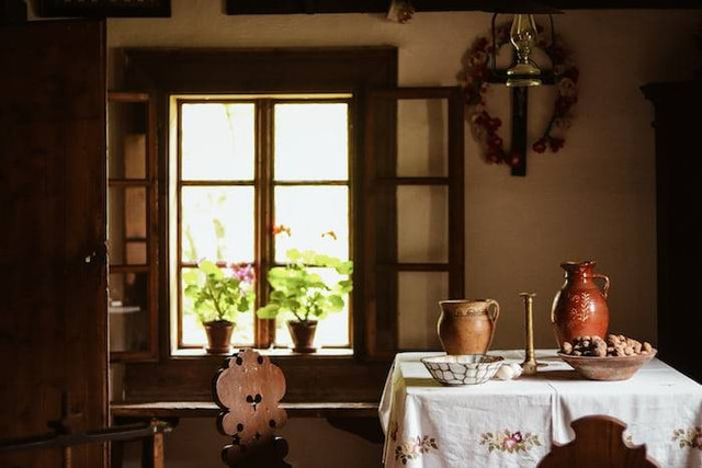 Ilustrasi Kamar Tamu pada Rumah Adat Betawi. Foto: dok. Zuzana Kacerová (Unsplash.com)