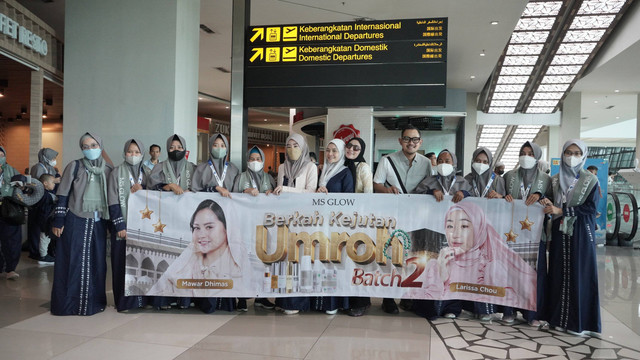 MS Glow memberangkatkan pegawai J99 berprestasi dan konsumen pemenang undian umrah batch 2. Foto: MS Glow
