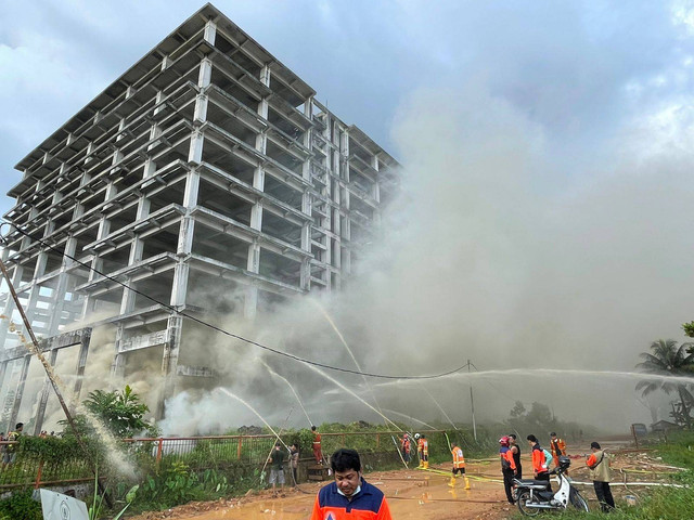 Kebakaran di bangunan mangkrak di belakang RS Untan. Foto: Leo Prima/Hi!Pontianak