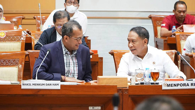 Wamenkumham, Edward Omar Sharif Hiariej, bersama Menpora, Zainudin Amali,  saat rapat kerja sama membahas permohonan pertimbangan pemberian kewarganegaraan Republik Indonesia.  Jordi Amat Maas asal Spanyol dan Sandy Henny Walsh asal Belanda di Komisi III DPR. (Foto: Kemenkumham) 