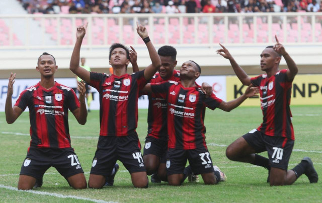 Persipura Jayapura saat berlaga dalam pertandingan Liga 2 2022 di Stadion Lukas Enembe, Jayapura.  Foto: Persipura