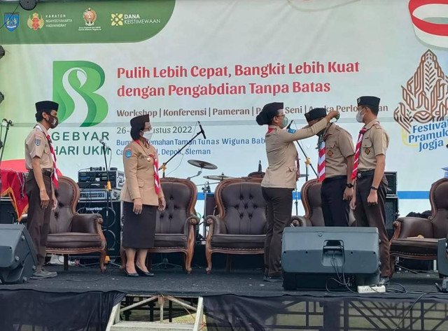 Pengalungan scarf Pramuka Wirausaha oleh Kak GKR Mangkubumi. Foto : Istimewa