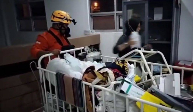 Petugas mengevakuasi peralatan medis dari ruang operasi RS Untan Pontianak.Foto: Dok Rumah Zakat Kalbar