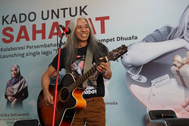 Berlokasi di Philanthropy Building Dompet Dhuafa, Kecamatan Pasar Minggu, Jakarta Selatan, pada Jumat (26/08/2022), Mr Jarwo meluncurkan lagu Titipan Sahabat. Diambil dari kisah nyata tentang ekspresi kepedulian terhadap kemanusiaan yang ditunjukkan masyarakat Indonesia begitu beragam. (Dok Dompet Dhuafa)