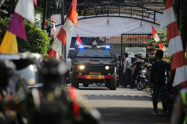 Anggota Brimob menjaga lokasi rekonstruksi kasus pembunuhan Brigadir Yosua, di rumah dinas Ferdy Sambo, di Jalan Duren Tiga Barat, Jakarta Selatan, Selasa (30/8/2022). Foto: Aditia Noviansyah/kumparan