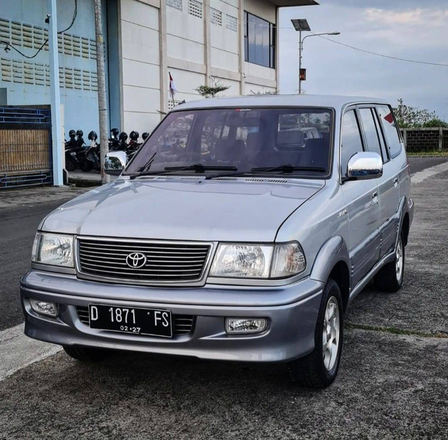 Mobil bekas Toyota Kijang Krista diesel tahun 2002. Foto: Garasi Mbah Kung