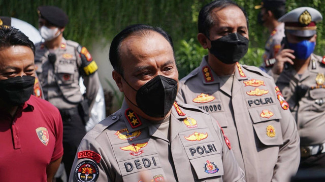 Kadiv Humas Polri Dedi Prasetyo saat menyampaikan agenda rekonstruksi di rumah pribadi Ferdy Sambo di Saguling III, Duren Tiga, Jakarta Selatan, Selasa (30/8/2022). Foto: Jamal Ramadhan/kumparan