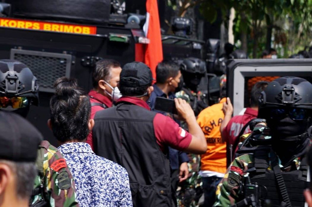 Sejumlah tersangka tiba di rumah pribadi Irjen Ferdy Sambo untuk menggelar rekonstruksi pembunuhan Brigadir Yosua, di Jalan Saguling, Duren Tiga, Jakarta Selatan (30/8/2022). Foto: Jamal Ramadhan/kumparan