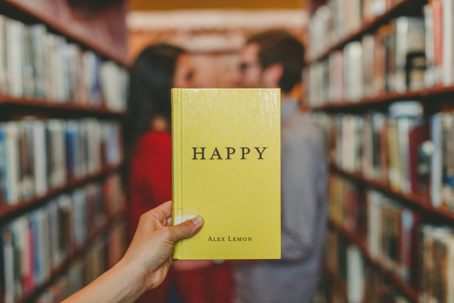Ilustrasi buku yang memiliki pick up line atau gombalan dalam bahasa Inggris. Foto: Unsplash