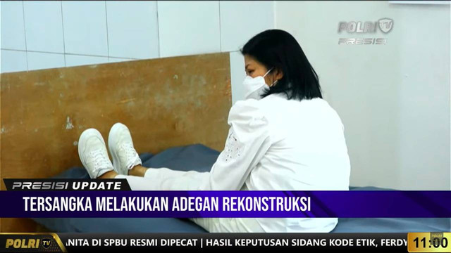 Putri Candrawathi saat mengikuti rekonstruksi di rumah pribadi Irjen Ferdy Sambo di Jalan Saguling, Duren Tiga, Jakarta Selatan (30/8/2022). Foto: Youtube/Polri TV