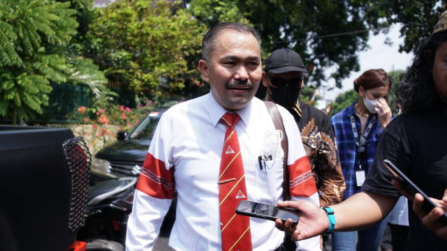 Tim kuasa hukum Brigadir Yosua meninggalkan tempat rekonstruksi di rumah pribadi Irjen Ferdy Sambo usai ditolak oleh Dirtipidum Bareskrim Polri Brigjen Pol Andi Rian untuk memantau jalannya rekonstruksi, Selasa (30/8/2022). Foto: Jamal Ramadhan/kumparan