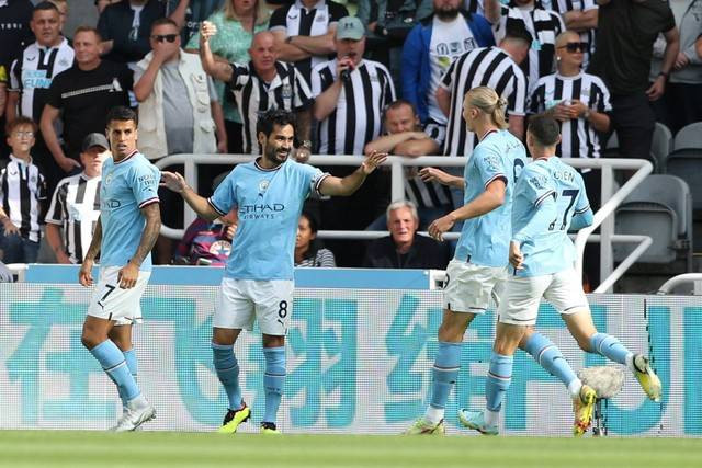 Selebrasi pemain Manchester City Ilkay Gundogan usai mencetak gol ke gawang Newcastle United pada pertandingan lanjutan Liga Inggris di St James' Park, Newcastle, Inggris. Foto: Scott Heppell/REUTERS