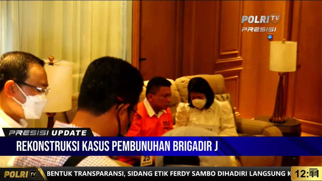 Ferdy Sambo dan Putri Candrawathi saat jalani rekonstruksi di Jalan Saguling, Duren Tiga, Jakarta Selatan (30/8/2022).
Foto: Youtube/Polri TV