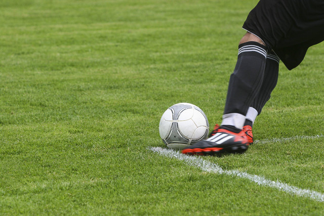 Ilustrasi menendang bola. Foto: Pixabay