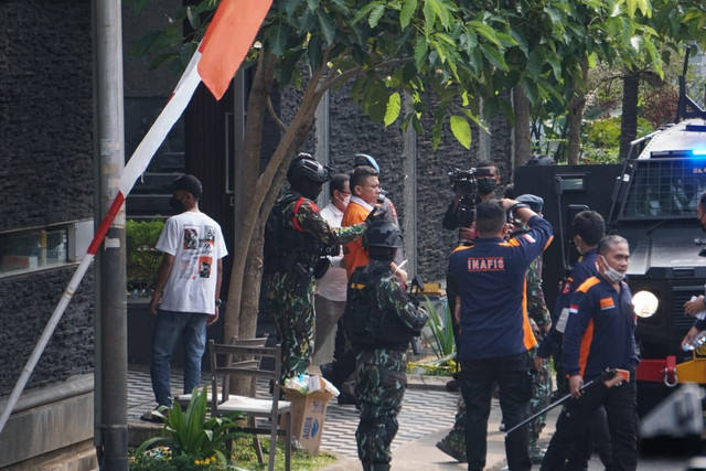 Irjen Ferdy Samb mengenakan baju tahanan saat rekonstruksi di rumah pribadi Irjen Ferdy Sambo di Jalan Saguling, Duren Tiga, Jakarta Selatan (30/8/2022).
 Foto: Jamal Ramadhan/kumparan