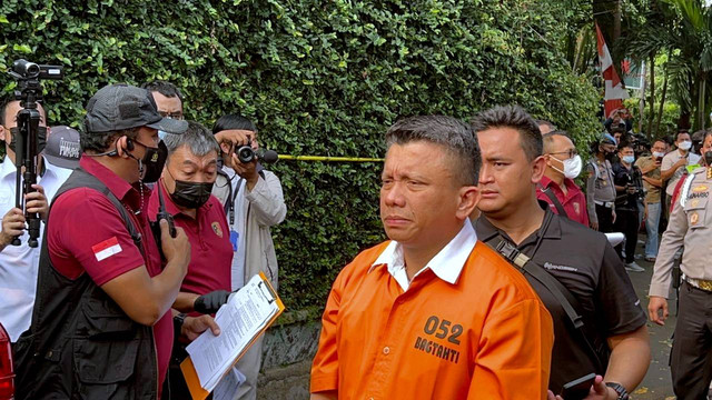 Tersangka pembunuhan berencana Brigadir Yosua, Irjen Ferdy Sambo saat rekonstruksi ulang di rumah dinasnya, Kompleks Polri Duren Tiga, Jakarta Selatan, Selasa (30/8/2022). Foto: Jonathan Devin/kumparan