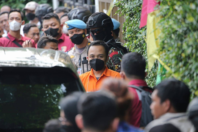 Tersangka pembunuhan berencana Brigadir Yosua, Bripka Ricky Rizal, saat rekonstruksi di Jalan Duren Tiga Barat, Jakarta Selatan, Selasa (30/8/2022). Foto: Aditia Noviansyah/kumparan