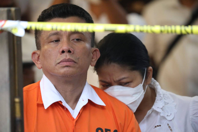 Ferdy Sambo bersama Putri Candrawathi saat rekonstruksi pembunuhan Brigadir Yosua di rumah dinasnya, di Jalan Duren Tiga Barat, Jakarta Selatan, Selasa (30/8/2022). Foto: Aditia Noviansyah/kumparan