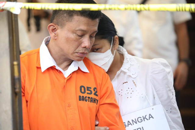 Ferdy Sambo bersama Putri Candrawathi saat rekonstruksi pembunuhan Brigadir Yosua di rumah dinasnya, di Jalan Duren Tiga Barat, Jakarta Selatan, Selasa (30/8/2022). Foto: Aditia Noviansyah/kumparan
