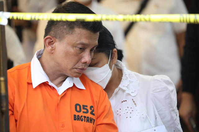 Ferdy Sambo bersama Putri Candrawathi saat rekonstruksi pembunuhan Brigadir Yosua di rumah dinasnya, di Jalan Duren Tiga Barat, Jakarta Selatan, Selasa (30/8/2022). Foto: Aditia Noviansyah/kumparan