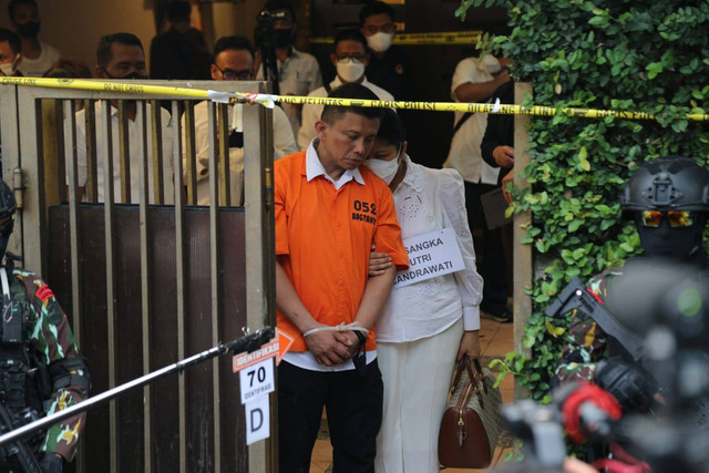 Ferdy Sambo dan Putri Candrawathi saat rekonstruksi di rumah dinasnya, di Kompleks Polri Duren Tiga, Jakarta Selatan, Selasa (30/8/2022).
 Foto: Aditia Noviansyah/kumparan