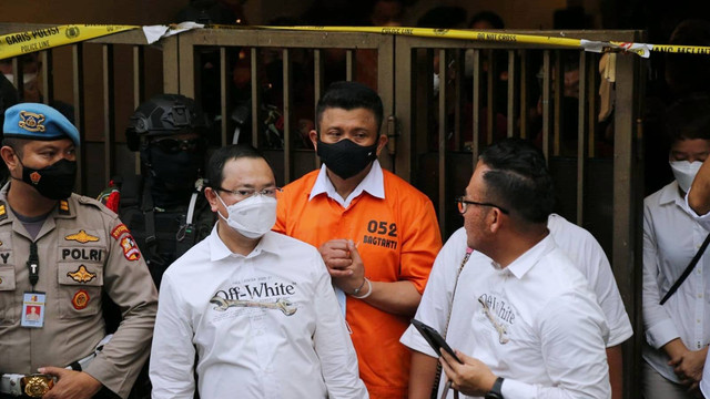 Irjen Ferdy Sambo saat rekonstruksi di rumah dinasnya, di Kompleks Polri Duren Tiga, Jakarta Selatan, Selasa (30/8/2022). Foto: Aditia Noviansyah/kumparan