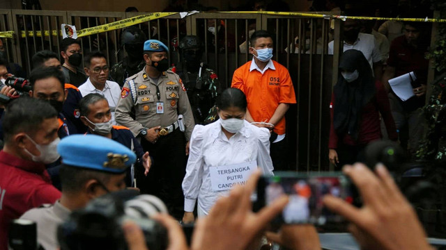 Putri Candrawathi saat rekonstruksi di rumah dinasnya, di Kompleks Polri Duren Tiga, Jakarta Selatan, Selasa (30/8/2022). Foto: Aditia Noviansyah/kumparan