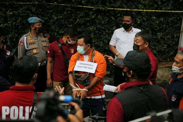 Kuat Ma'ruf saat jalani rekonstruksi di rumah dinas Ferdy Sambo, di Kompleks Polri Duren Tiga, Jakarta Selatan, Selasa (30/8/2022). Foto: Aditia Noviansyah/kumparan