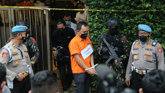 Tersangka pembunuhan berencana Brigadir Yosua, Bripka Ricky Rizal, saat rekonstruksi di Jalan Duren Tiga Barat, Jakarta Selatan, Selasa (30/8/2022). Foto: Aditia Noviansyah/kumparan