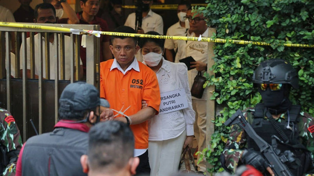Irjen Ferdy Sambo dan Putri Candrawathi saat rekonstruksi di rumah dinasnya, di Kompleks Polri Duren Tiga, Jakarta Selatan, Selasa (30/8/2022). Foto: Aditia Noviansyah/kumparan