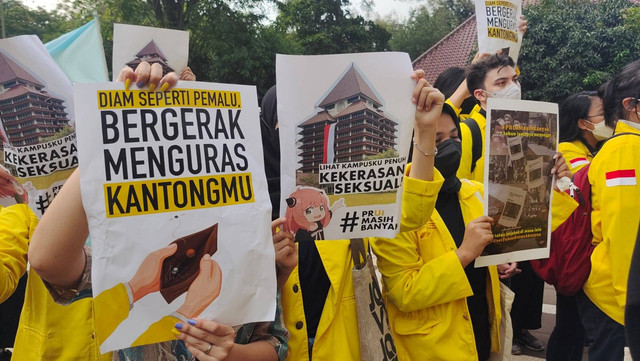 Ratusan mahasiswa yang tergabung dalam BEM UI sempat terjatuh karena saling dorong saat aksi 1.000 hari kerja Rektor UI Ari Kuncoro di depan Gedung Rektorat UI, Depok.  Foto: Dok. Istimewa