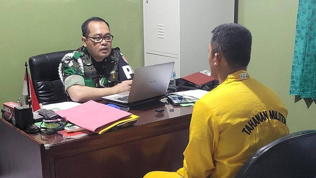 Polisi Militer TNI AD periksa salah satu tersangka kasus mutilasi di Mimika. Foto: Puspen TNI AD
