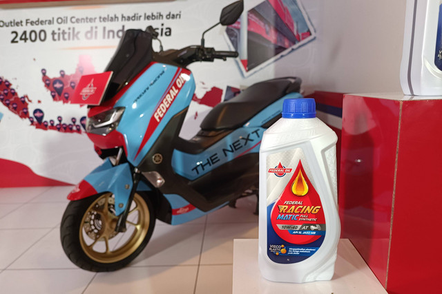 Oli Federal Racing Matic untuk Motor Kelas 150 cc hingga 160 cc. Foto: Rizki Fajar Novanto/kumparan