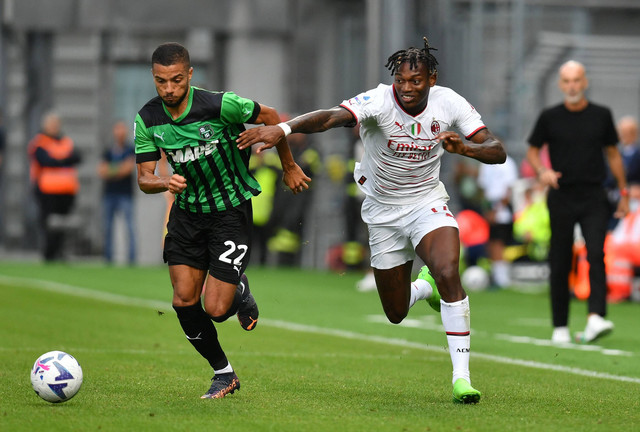Pemain AC Milan Rafael Leao duel dengan Jeremy Toljan dari Sassuolo AS di Stadion Mapei, Citta del Tricolore, Reggio Emilia, Italia. Foto: Jennifer Lorenzini/Reuters