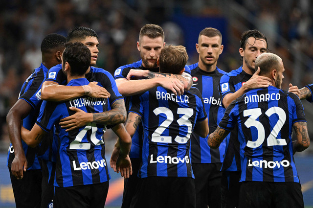 Pemain Inter Milan Nicolo Barella merayakan gol keduanya bersama Marcelo Brozovic, Hakan Calhanoglu dan rekan setim saat pertandingan Serie A di San Siro, Milan, Italia. Foto: Alberto Lingria/Reuters