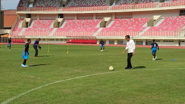 Momen Presiden Jokowi bermain bola bersama siswa didikan Papua Football Academy (PAF) di Stadion Lukas Enembe di Kabupaten Jayapura. (Foto Penrem 172/PWY)