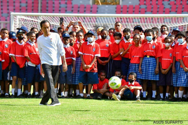 Presiden Jokowi di acara Peluncuran Papua Football Academy di Stadion Lukas Enembe, Kabupaten Jayapura, Rabu (31/8/2022). Foto: Agus Suparto/Presidential Palace