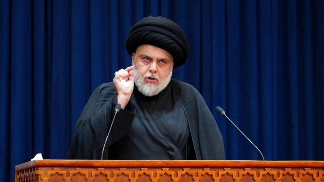Pemimpin Syiah Irak Moqtada al-Sadr berbicara dalam konferensi pers di Najaf, Irak, Selasa (30/8/2022). Foto: Sadr office/Handout via REUTERS
