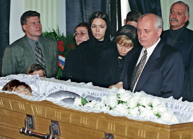 Mantan Presiden Uni Soviet Mikhail Gorbachev (kanan) berdiri di samping di peti mati Raisa Gorbachev di Budaya Rusia Dana di Moskow, pada 23 September 1999. Foto: MISHA JAPARIDZE/AP POOL/AFP