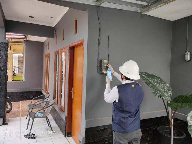 Ilustrasi pengguna Aplikasi Catat Meter Terpusat. Foto: PLN