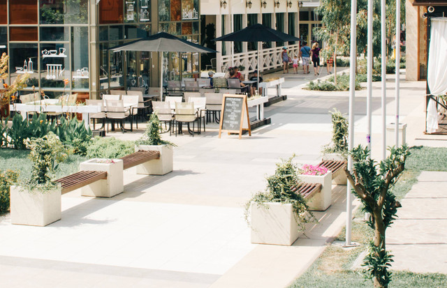 Cafe Outdoor di Bintaro untuk Nugas dan Kerja, Foto ini hanya ilustrasi dan bukan tempat sebenarnya. Sumber: Unsplash/Igor Starkov