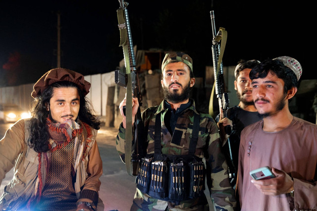 Pejuang Taliban berkumpul di jalan-jalan Kabul saat merayakan satu tahun penarikan pasukan AS dari Afghanistan, dekat bekas kedutaan AS di Kabul, Selasa (30/8/2022). Foto: Wakil Kohsar/AFP