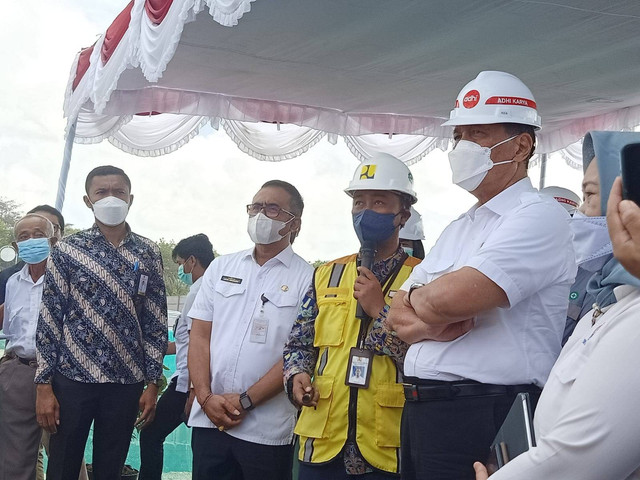 Menteri Koordinator Bidang Kemaritiman dan Investasi Indonesia, Luhut Binsar Pandjaitan meninjau pembangunan Tempat Pengolahan Sampah Terpadu (TPST) di wilayah Kesiman Kertalangu, Denpasar, Bali, Rabu, (31/8/2022) - LSU