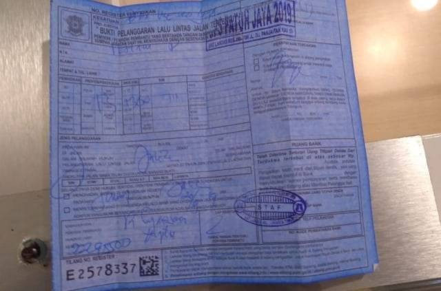 Ilustrasi denda tilang pasal 281 ayat 1 slip biru. Foto: Ilham Pratama.