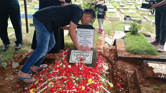 Ressa Herlambang saat prosesi pemakaman sang ibunda, TPU Kober, Jatinegara, Rabu (31/8/2022). Foto: Giovanni/kumparan